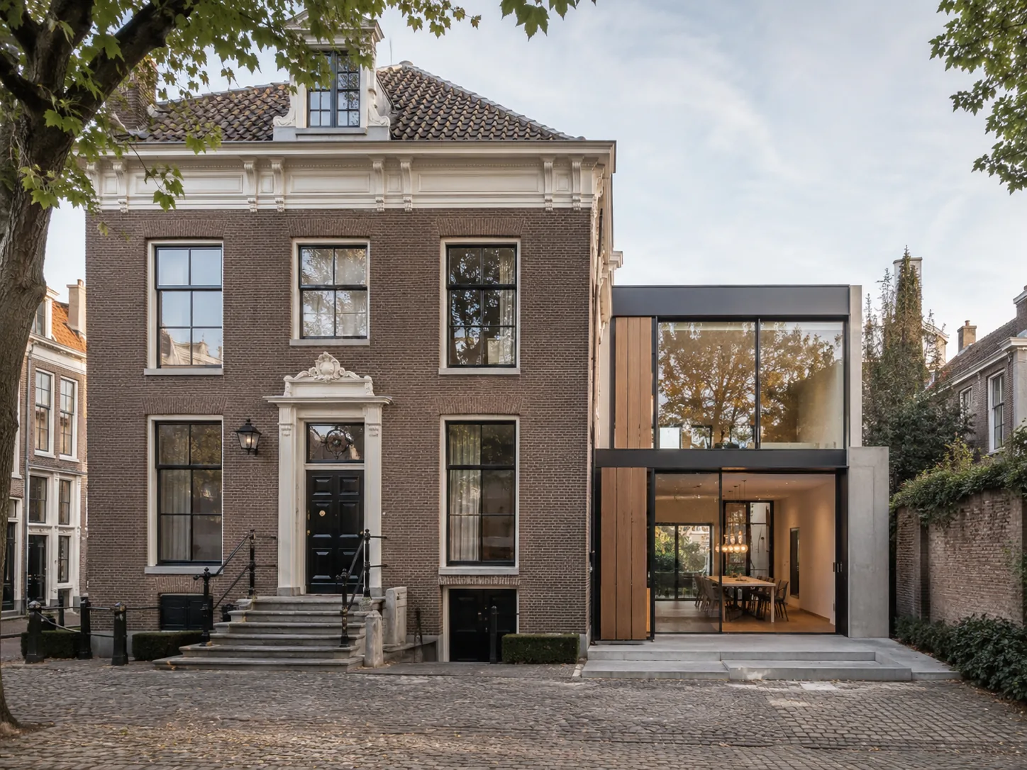 Illustratieve moderne zijaanbouw bij een klassieke woning
